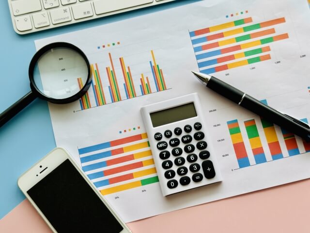 従来型とAI活用型の財務分析手法における違い